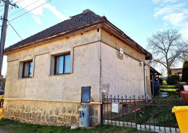 MALÁ  HRADNÁ - starší domček / pekná záhrada