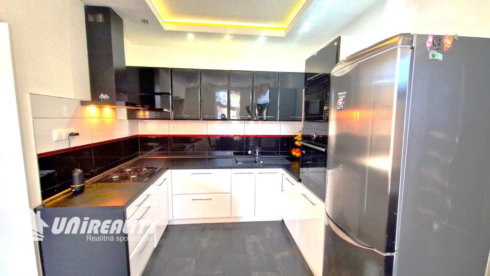 TOPOĽČANY – 2 – DOMY za cenu 1 / širšie centrum mesta /