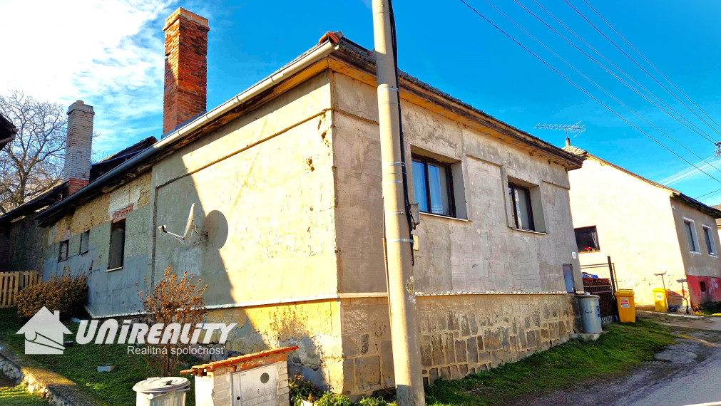 MALÁ  HRADNÁ - starší domček / pekná záhrada