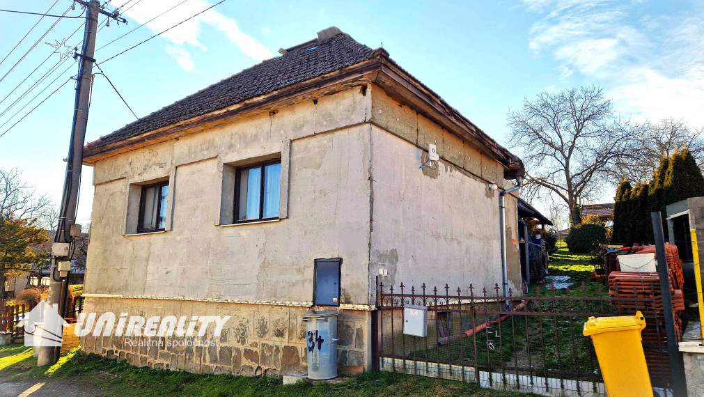 MALÁ  HRADNÁ - starší domček / pekná záhrada