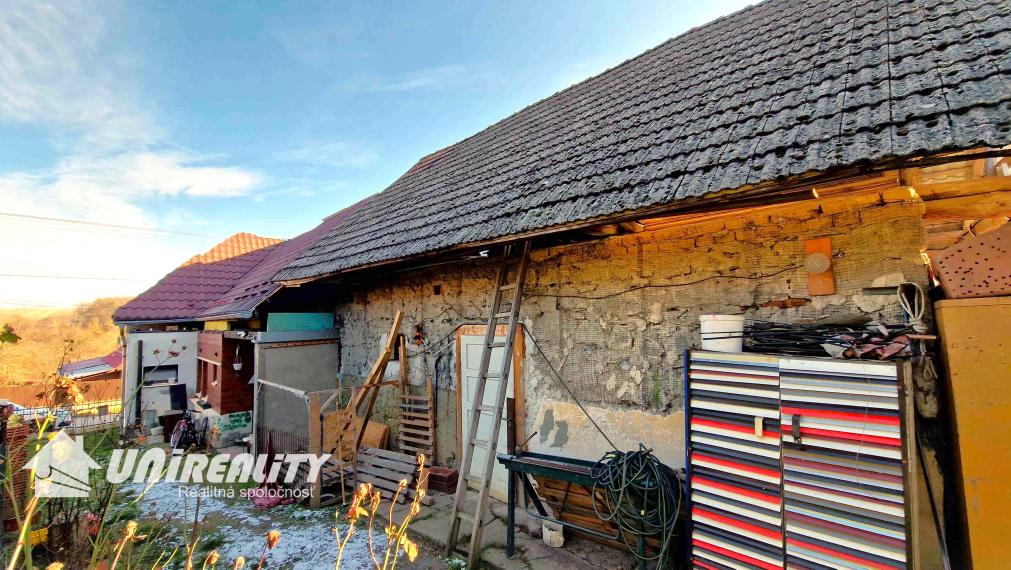 MALÁ  HRADNÁ - starší domček / pekná záhrada