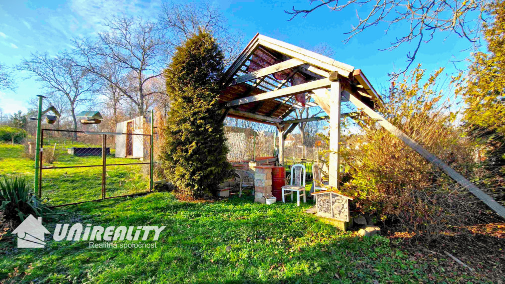 MALÁ  HRADNÁ - starší domček / pekná záhrada