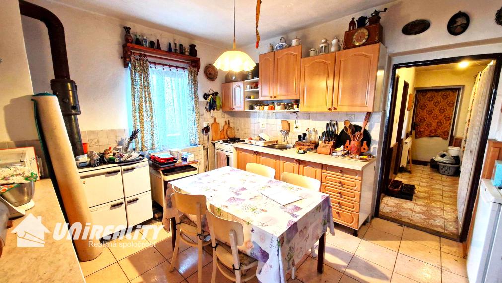 MALÁ  HRADNÁ - starší domček / pekná záhrada