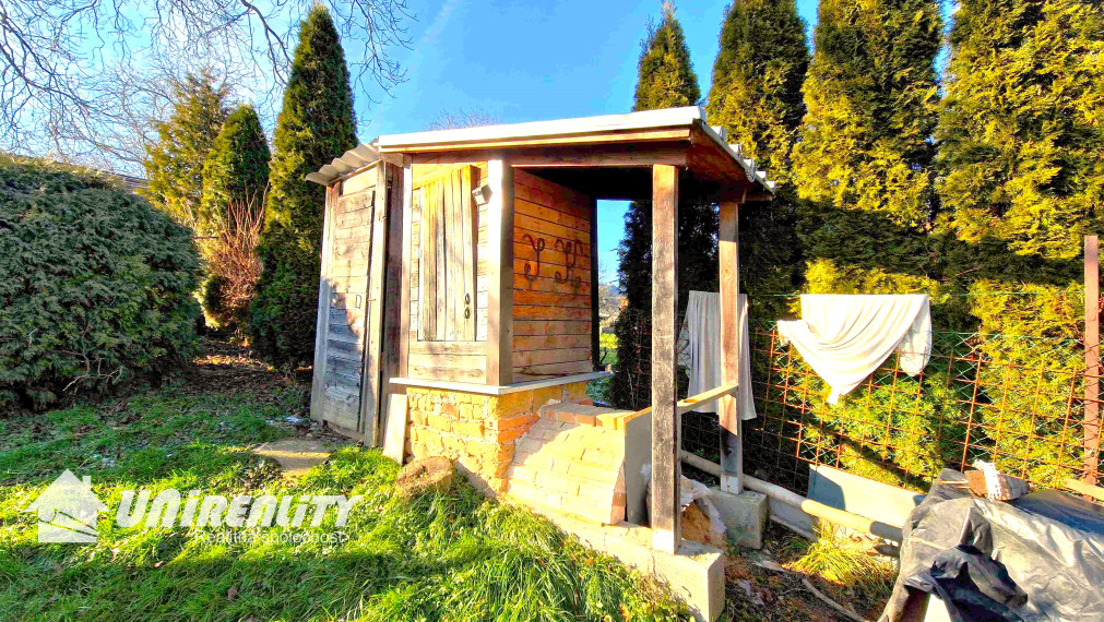 MALÁ  HRADNÁ - starší domček / pekná záhrada