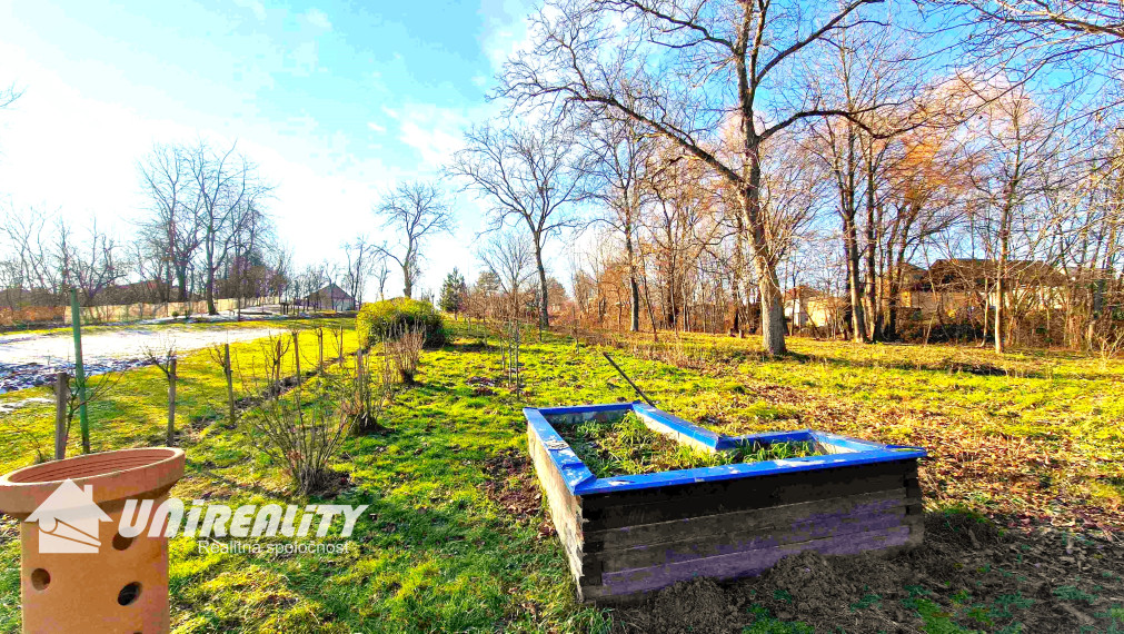 MALÁ  HRADNÁ - starší domček / pekná záhrada