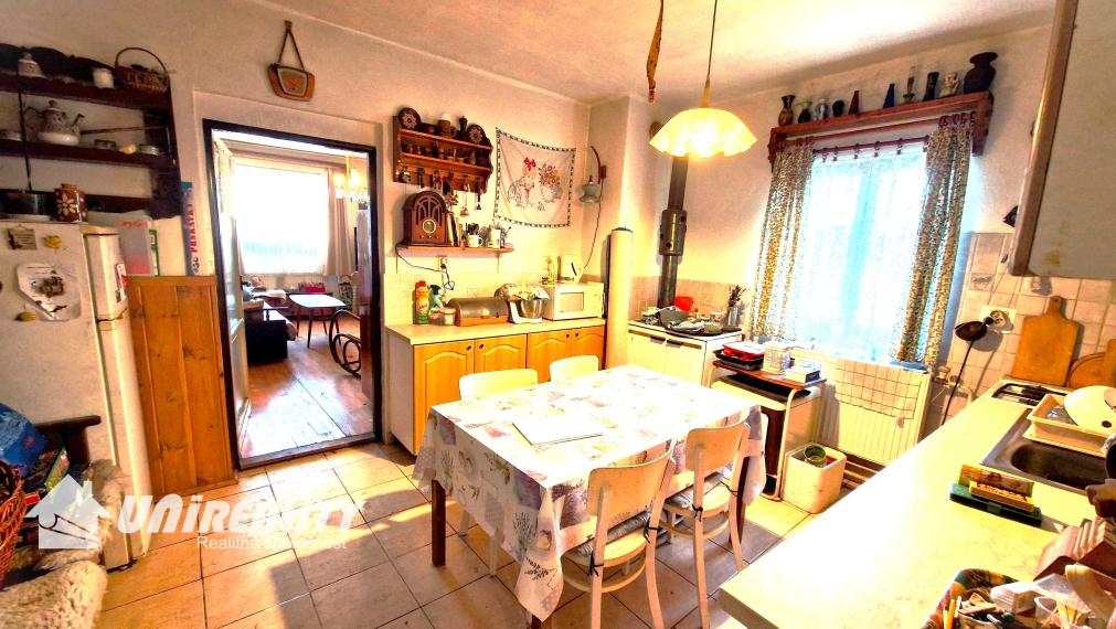 MALÁ  HRADNÁ - starší domček / pekná záhrada