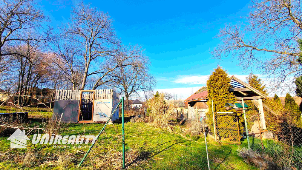 MALÁ  HRADNÁ - starší domček / pekná záhrada