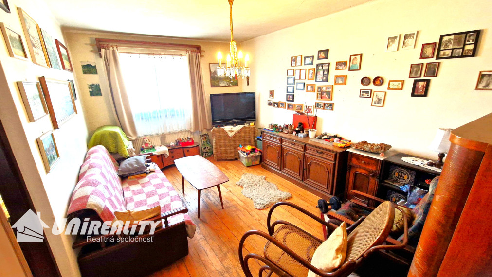 MALÁ  HRADNÁ - starší domček / pekná záhrada