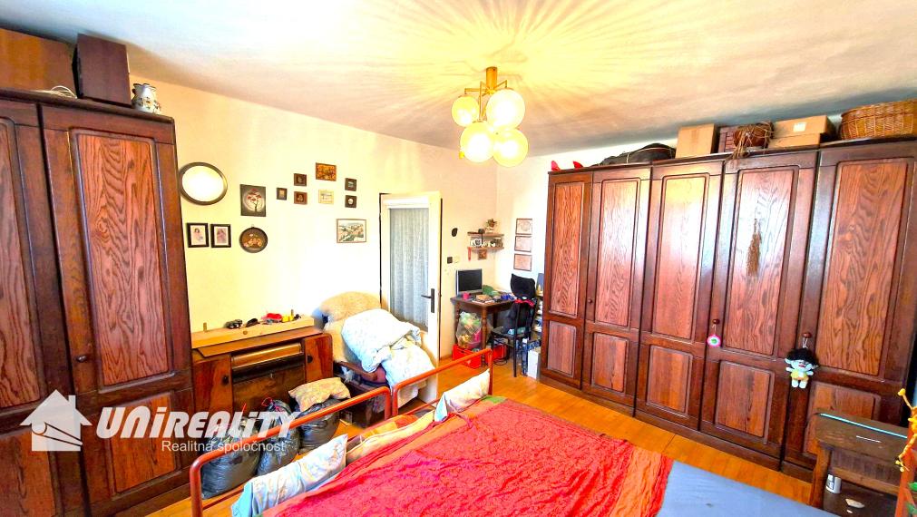 MALÁ  HRADNÁ - starší domček / pekná záhrada