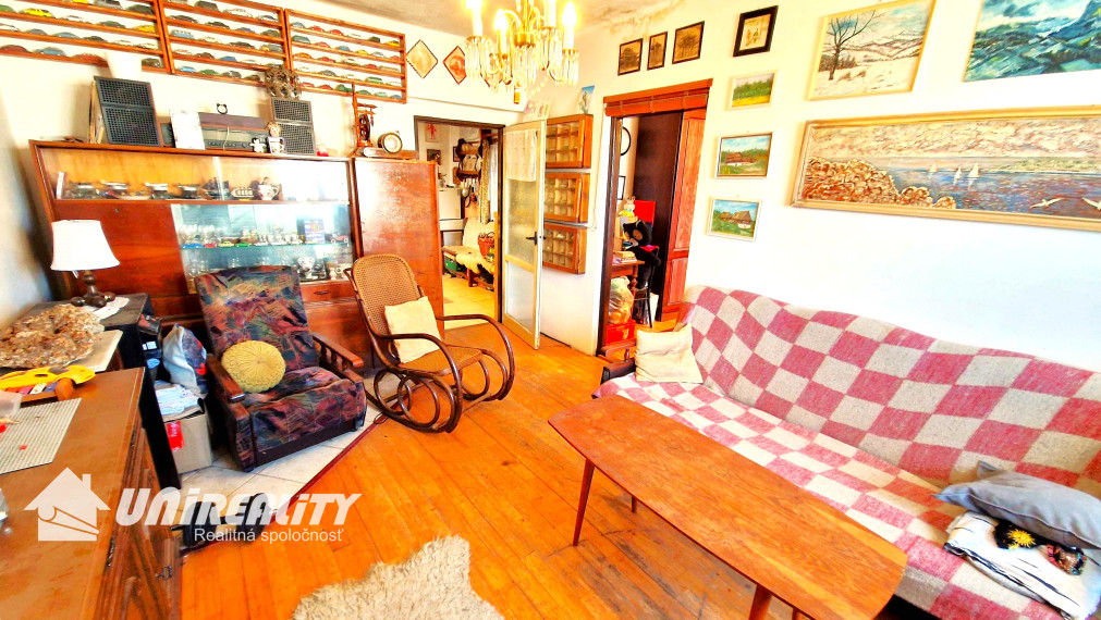 MALÁ  HRADNÁ - starší domček / pekná záhrada