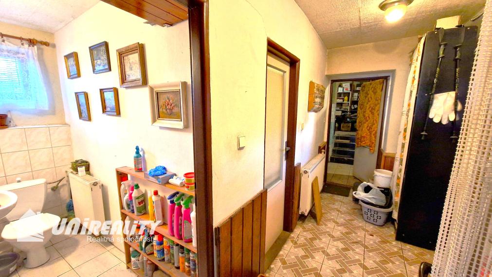 MALÁ  HRADNÁ - starší domček / pekná záhrada