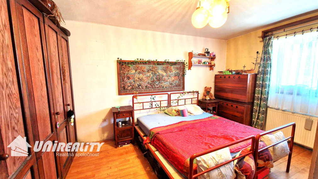 MALÁ  HRADNÁ - starší domček / pekná záhrada