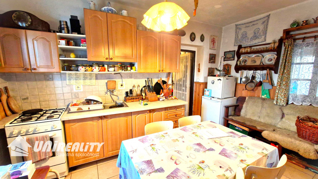 MALÁ  HRADNÁ - starší domček / pekná záhrada