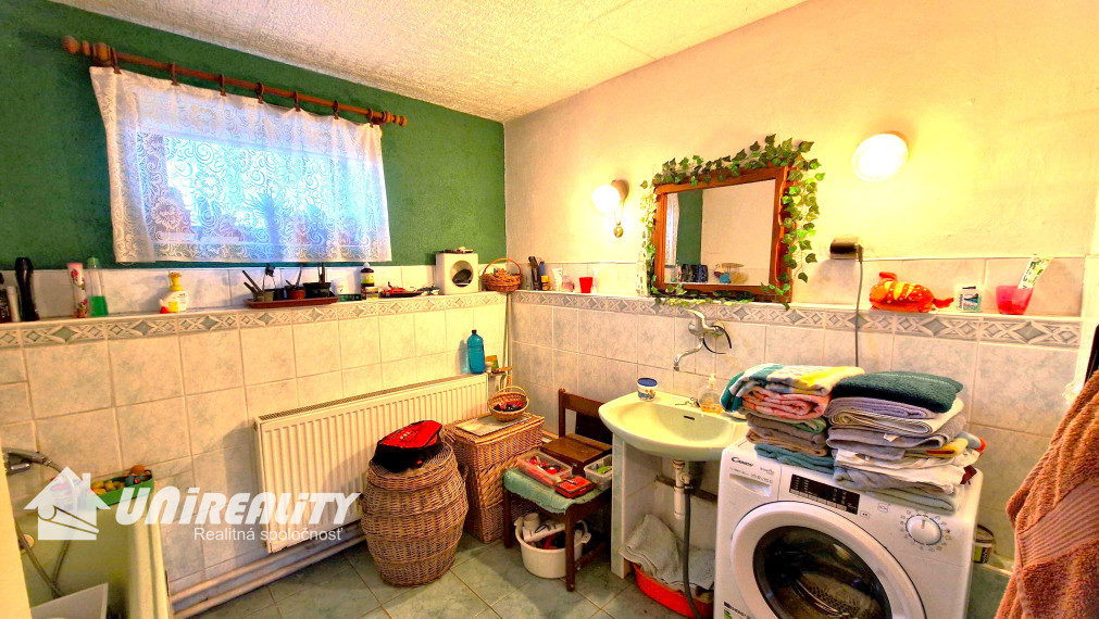 MALÁ  HRADNÁ - starší domček / pekná záhrada