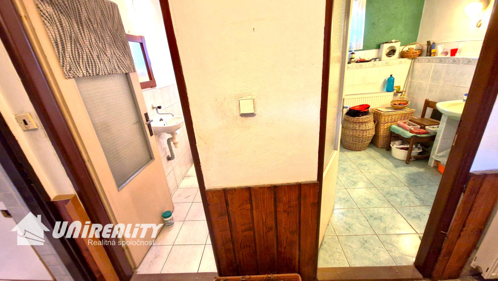 MALÁ  HRADNÁ - starší domček / pekná záhrada