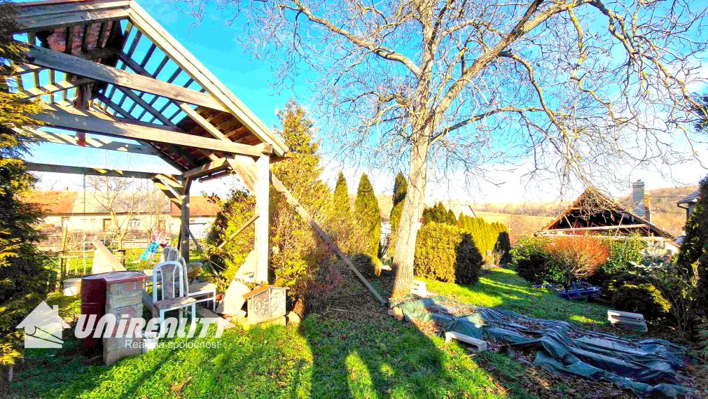 MALÁ  HRADNÁ - starší domček / pekná záhrada