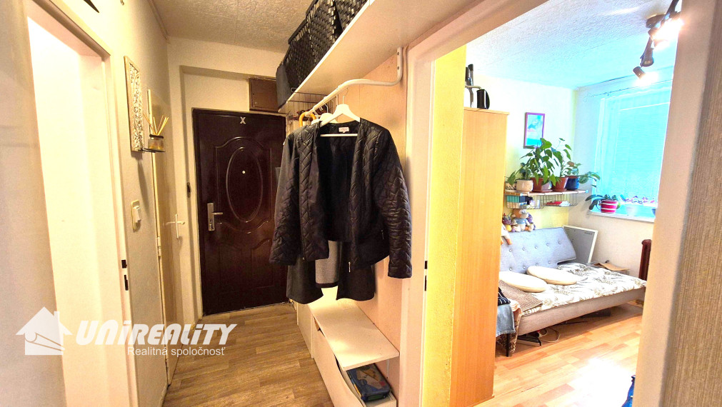 BÁNOVCE nad BEBR. – 3 – izb. byt / čiast. prerobený / 59 m2