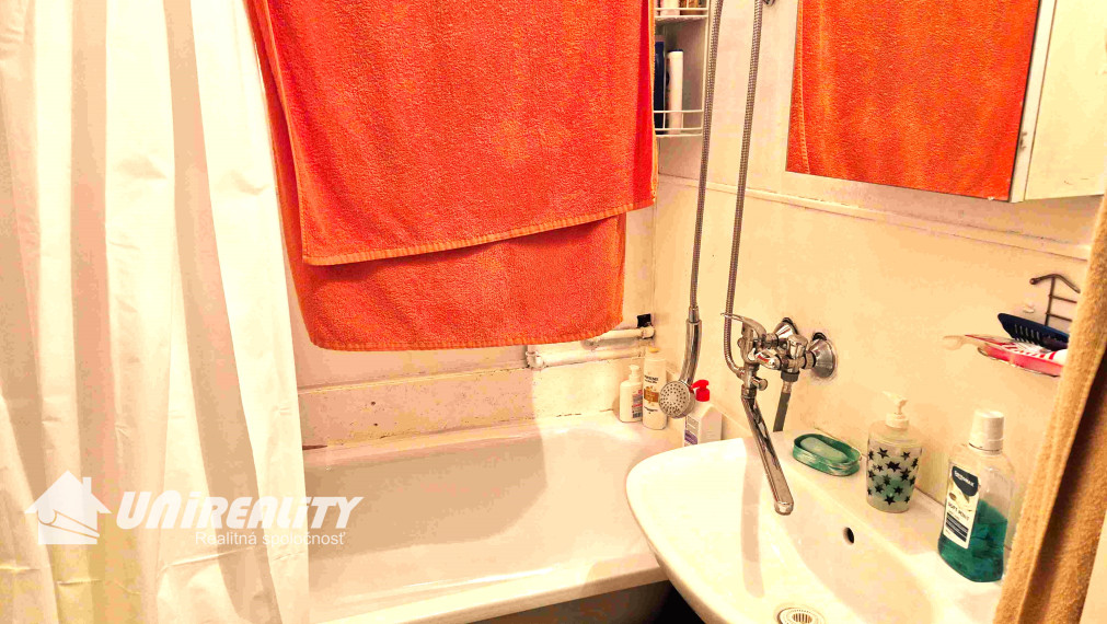 BÁNOVCE nad BEBR. – 3 – izb. byt / čiast. prerobený / 59 m2