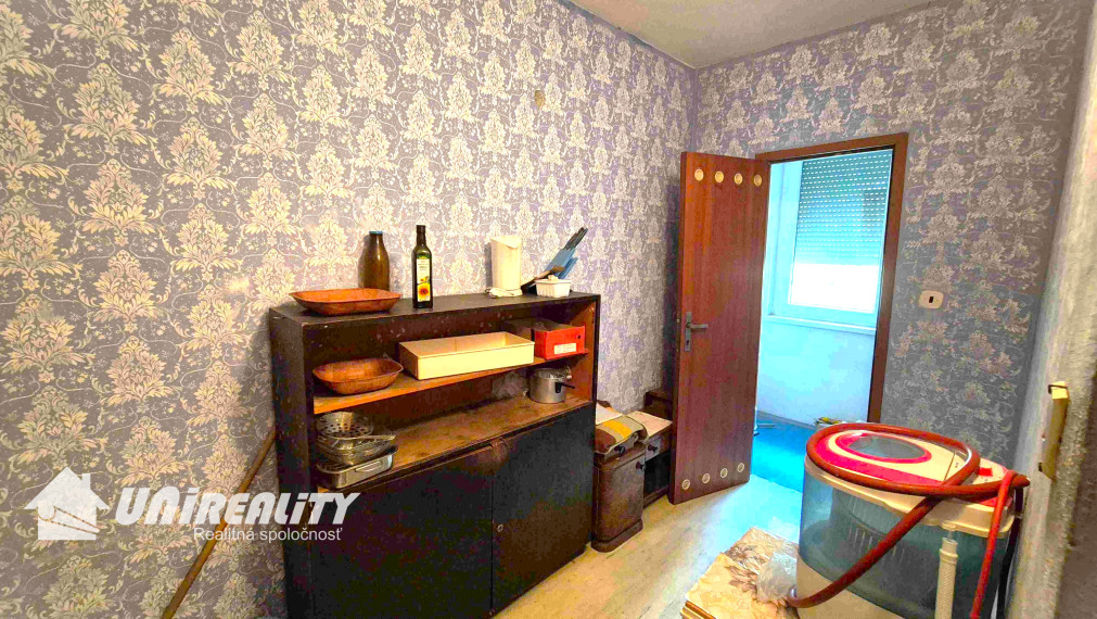 PREDANÉ - BÁNOVCE n. BEBR. – 2 a pol izb. byt / sídl. STRED / ul. Strážovská / 55 m2 / balkón /  IHNEĎ VOĽNÝ