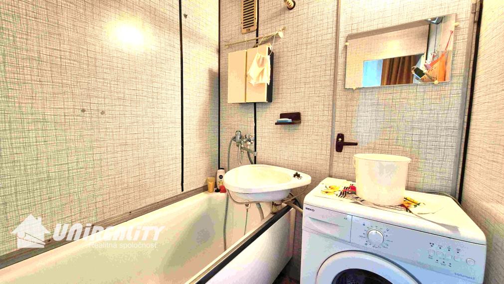 PREDANÉ - BÁNOVCE n. BEBR. – 2 a pol izb. byt / sídl. STRED / ul. Strážovská / 55 m2 / balkón /  IHNEĎ VOĽNÝ