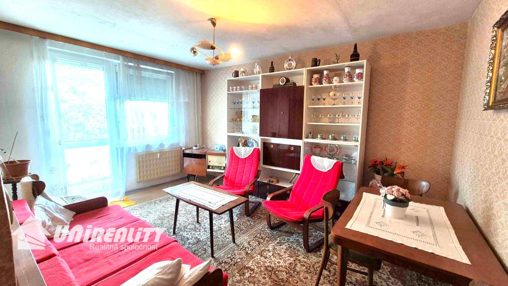 PREDANÉ - BÁNOVCE n. BEBR. – 2 a pol izb. byt / sídl. STRED / ul. Strážovská / 55 m2 / balkón /  IHNEĎ VOĽNÝ