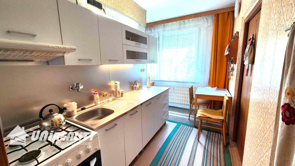 PREDANÉ - BÁNOVCE n. BEBR. – 2 a pol izb. byt / sídl. STRED / ul. Strážovská / 55 m2 / balkón /  IHNEĎ VOĽNÝ