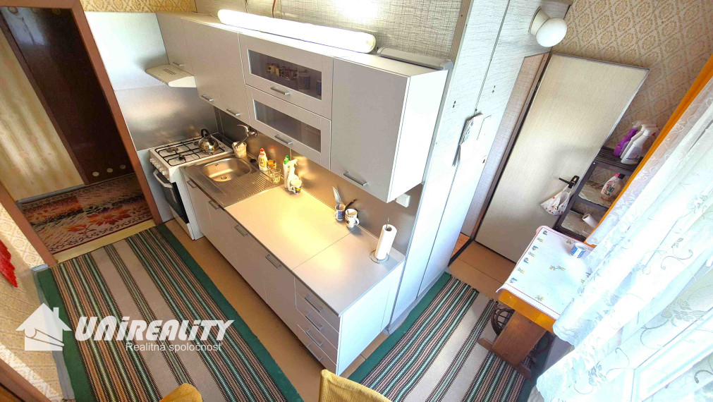 PREDANÉ - BÁNOVCE n. BEBR. – 2 a pol izb. byt / sídl. STRED / ul. Strážovská / 55 m2 / balkón /  IHNEĎ VOĽNÝ