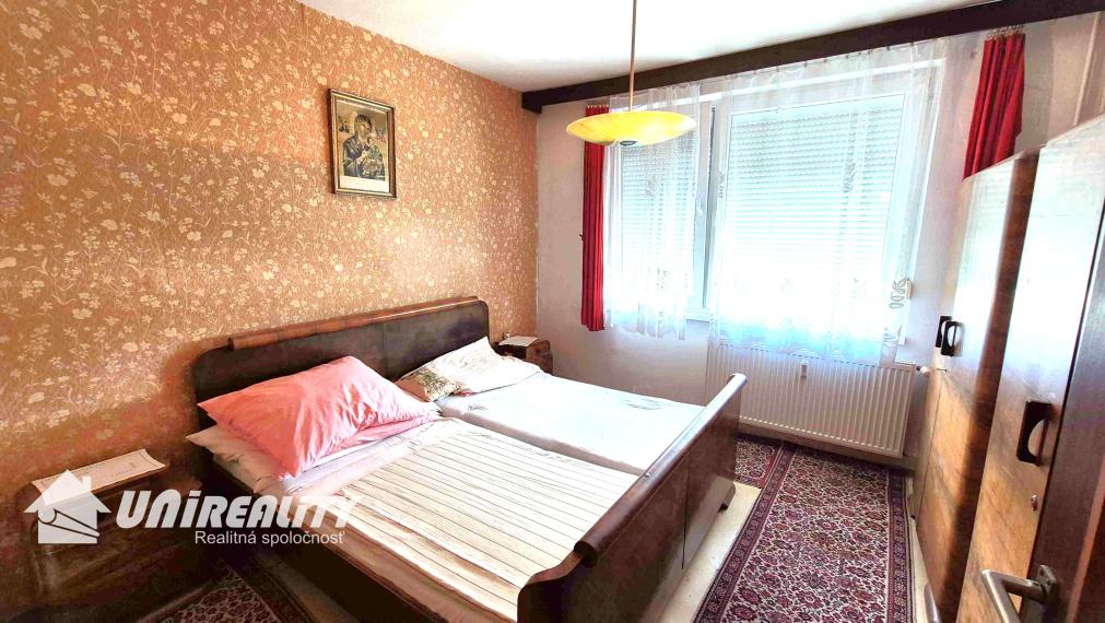 PREDANÉ - BÁNOVCE n. BEBR. – 2 a pol izb. byt / sídl. STRED / ul. Strážovská / 55 m2 / balkón /  IHNEĎ VOĽNÝ