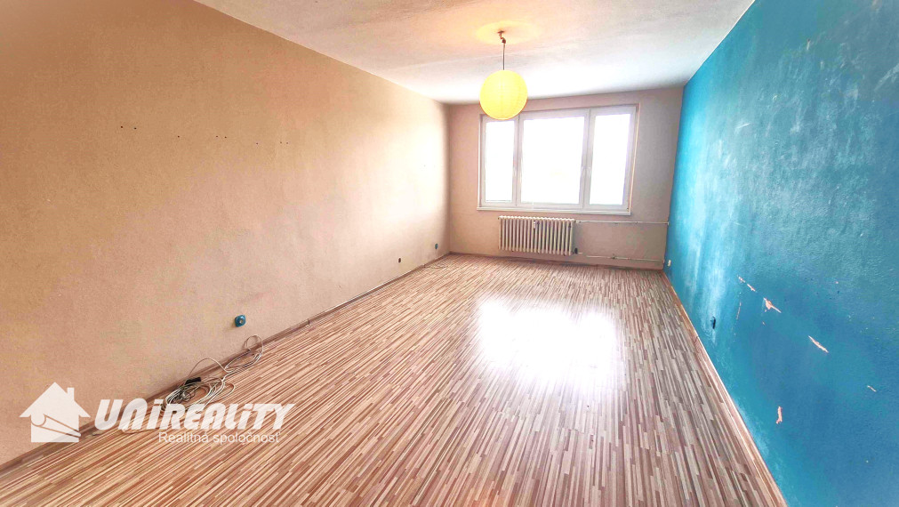 BÁNOVCE n. BEBR. – 3 – izb.  byt / sídl. SEVER / ul. Sládkovičova / 77 m2 / balkón /  IHNEĎ VOĽNÝ