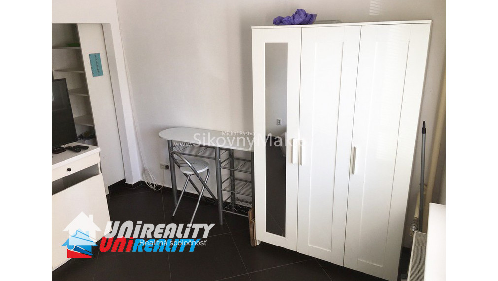 BÁNOVCE NAD BEBRAVOU - Garsónka / širšie centrum / 17 m2