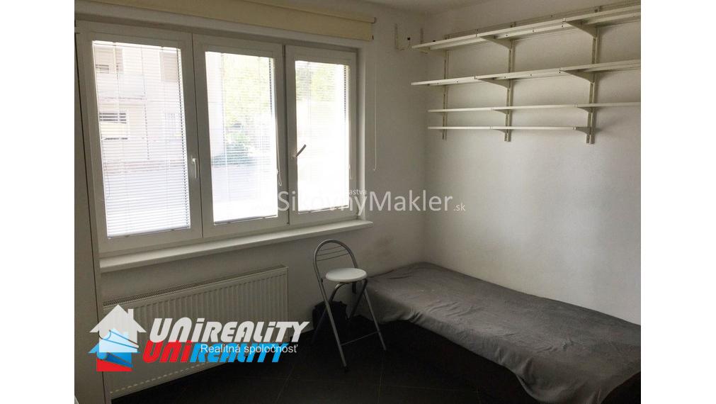 BÁNOVCE NAD BEBRAVOU - Garsónka / širšie centrum / 17 m2