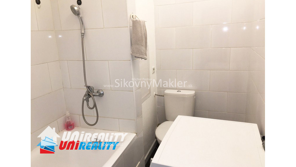 BÁNOVCE NAD BEBRAVOU - Garsónka / širšie centrum / 17 m2