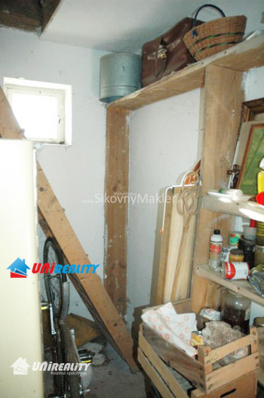 BREZOLUPY - starší rodinný dom / pozemok 408 m2