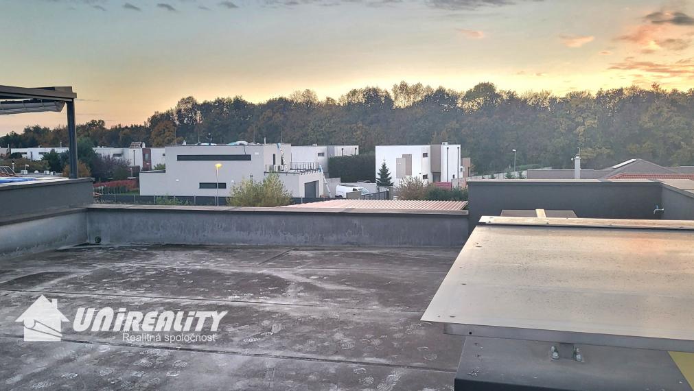 Luxusný 4 izbový byt na predaj, novostavba, čiastočne zariadený v Chorvátskom Grobe, časť Čierna Voda+terasa na streche 87m2 + 2 parkovacie miesta