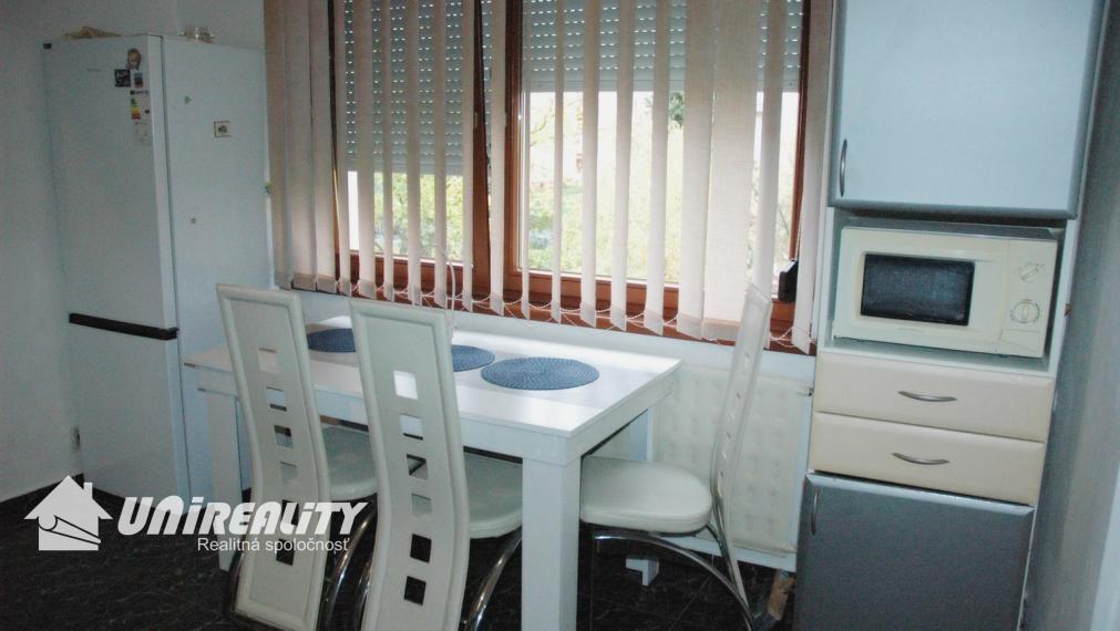 PRENÁJOM- BÁNOVCE n/B. - 3i byt /STRED/zariadenie/74 m2