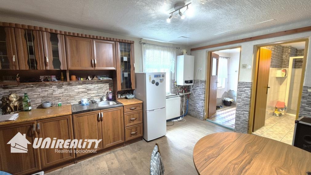 PREDAJ - obec KUCHYŇA - RD 3-izbový / čiastočná rekonštrukcia / IHNEĎ voľný