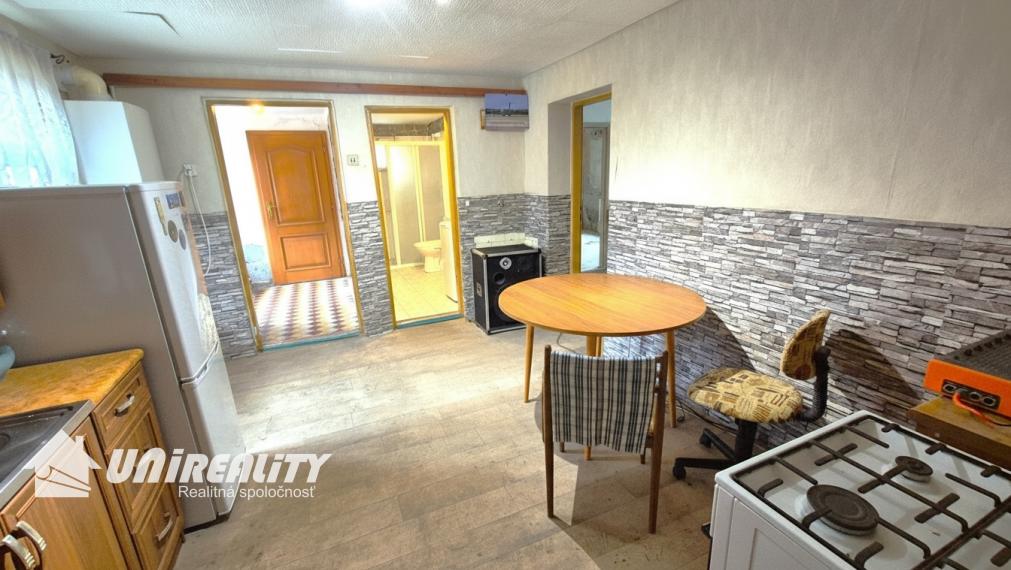 PREDAJ - obec KUCHYŇA - RD 3-izbový / čiastočná rekonštrukcia / IHNEĎ voľný