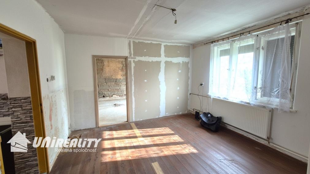 PREDAJ - obec KUCHYŇA - RD 3-izbový / čiastočná rekonštrukcia / IHNEĎ voľný