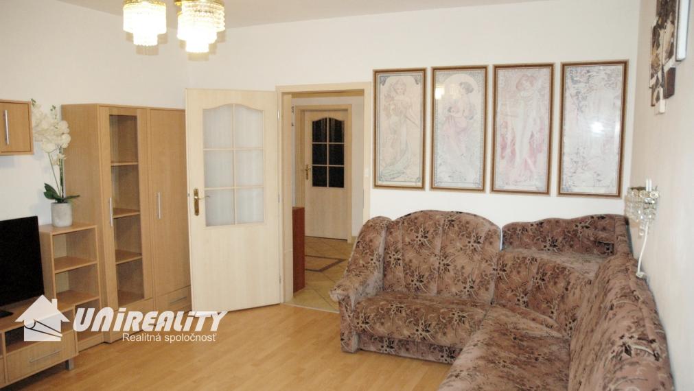 BÁNOVCE NAD BEBRAVOU - 3 izbový byt / Cyrila a Metoda / rekonštrukcia / 63 m2 / IBA U NÁS