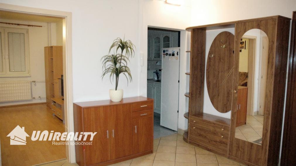 BÁNOVCE NAD BEBRAVOU - 3 izbový byt / Cyrila a Metoda / rekonštrukcia / 63 m2 / IBA U NÁS