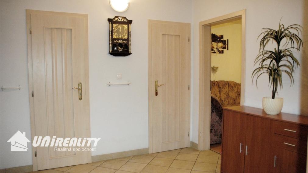 BÁNOVCE NAD BEBRAVOU - 3 izbový byt / Cyrila a Metoda / rekonštrukcia / 63 m2 / IBA U NÁS