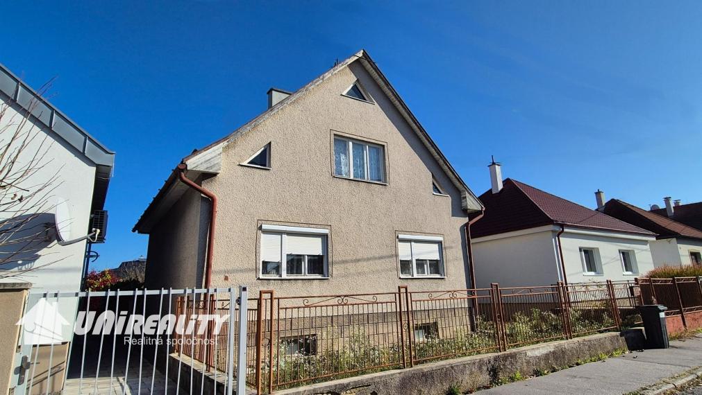 BÁNOVCE nad BEBRAVOU – 4 –izb. dom / lokalita KANADA / IHNEĎ voľný / pozemok 690 m2