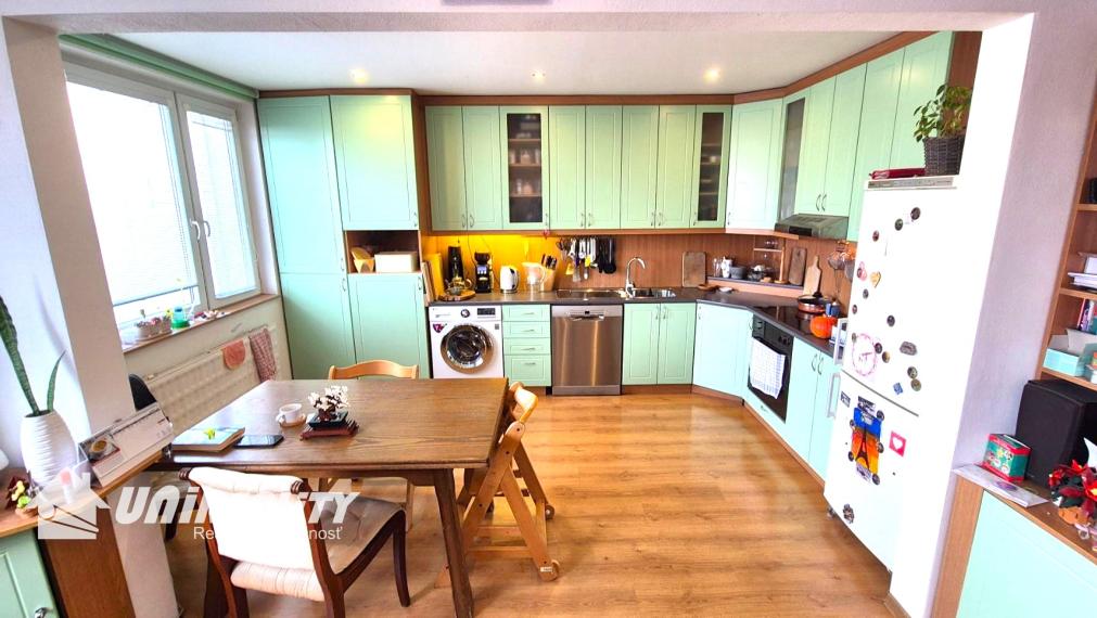 BÁNOVCE n. BEBR. – 4 – izb. byt / sídl. DUBNIČKA / komplet PREROBENÝ/ 83 m2 / balkón