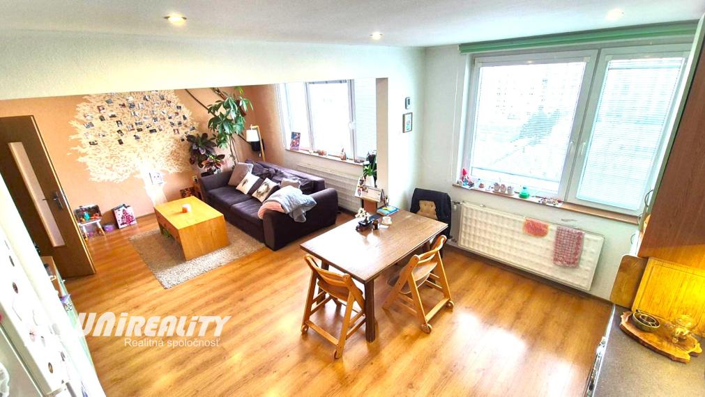 BÁNOVCE n. BEBR. – 4 – izb. byt / sídl. DUBNIČKA / komplet PREROBENÝ/ 83 m2 / balkón