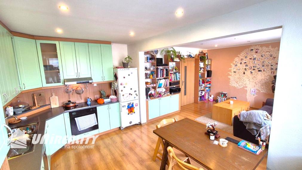 BÁNOVCE n. BEBR. – 4 – izb. byt / sídl. DUBNIČKA / komplet PREROBENÝ/ 83 m2 / balkón