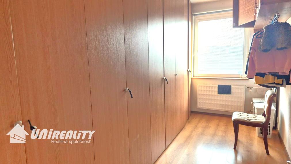 BÁNOVCE n. BEBR. – 4 – izb. byt / sídl. DUBNIČKA / komplet PREROBENÝ/ 83 m2 / balkón