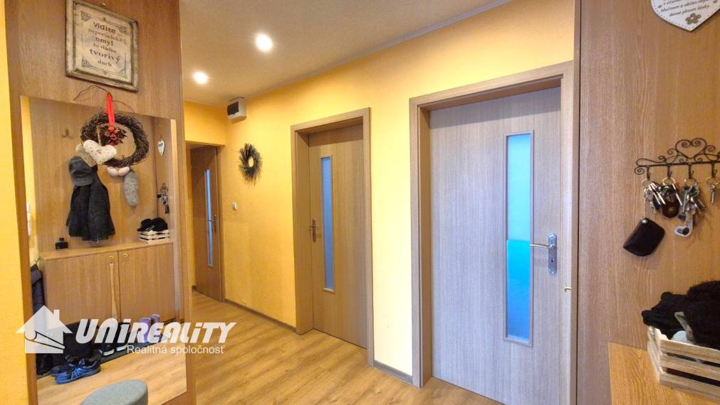 BÁNOVCE n. BEBR. – 4 – izb. byt / sídl. DUBNIČKA / komplet PREROBENÝ/ 83 m2 / balkón