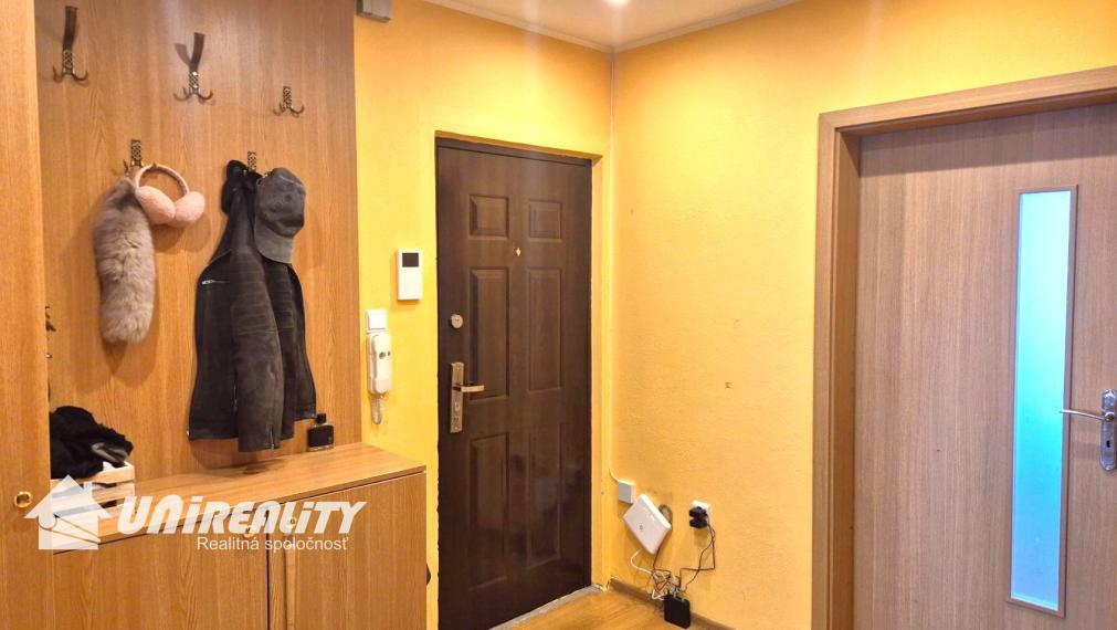 BÁNOVCE n. BEBR. – 4 – izb. byt / sídl. DUBNIČKA / komplet PREROBENÝ/ 83 m2 / balkón