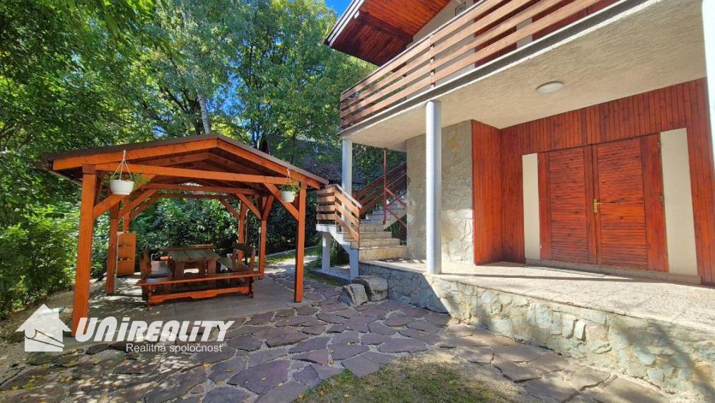 DUCHONKA – unikátna celoročná CHATA / TERASA / altánok / pekné prostredie / KRB +  ústredné kúrenie