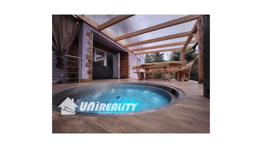 DUCHONKA – exkluzívne pekná celoročná CHATA s VÍRIVKOU / 3 – izby + 2 spoločenské miestnosti / TERASA / pekný pozemok